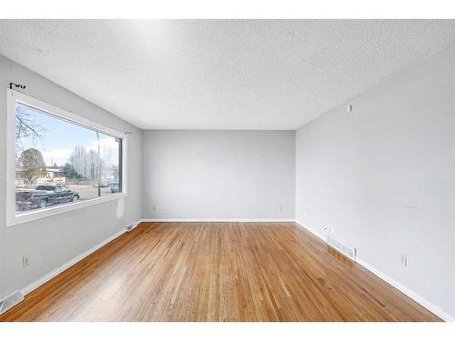 1515 43 Street Se, Calgary, AB - Indoor Photo Showing Other Room