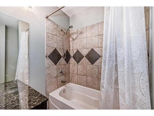 4-1622 28 Avenue Sw, Calgary, AB - Indoor Photo Showing Bathroom