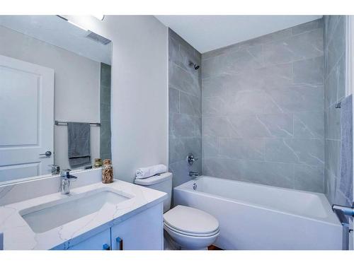 8332 Centre Street Ne, Calgary, AB - Indoor Photo Showing Bathroom