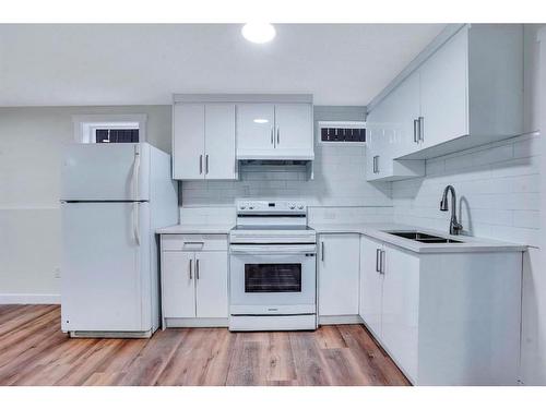 8332 Centre Street Ne, Calgary, AB - Indoor Photo Showing Kitchen