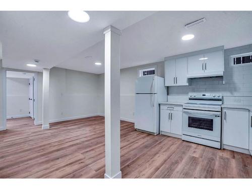 8332 Centre Street Ne, Calgary, AB - Indoor Photo Showing Kitchen