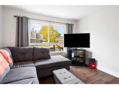 34-3032 Rundleson Road Ne, Calgary, AB - Indoor Photo Showing Living Room