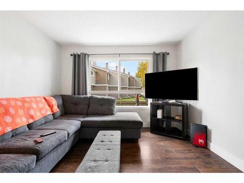 34-3032 Rundleson Road Ne, Calgary, AB - Indoor Photo Showing Living Room