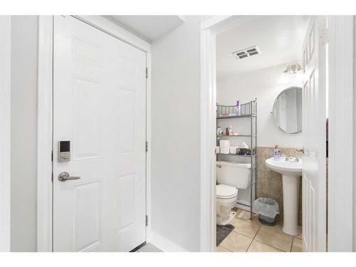 34-3032 Rundleson Road Ne, Calgary, AB - Indoor Photo Showing Bathroom