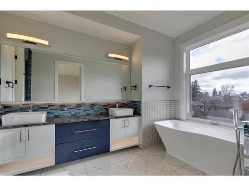 2430 26 Avenue Nw, Calgary, AB - Indoor Photo Showing Bathroom