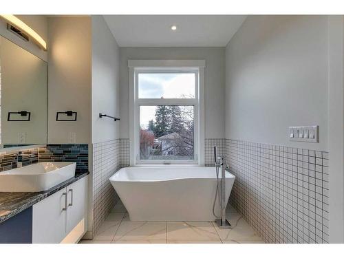 2430 26 Avenue Nw, Calgary, AB - Indoor Photo Showing Bathroom