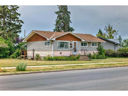 11 Beaupre Crescent Nw, Calgary, AB - Outdoor With Facade