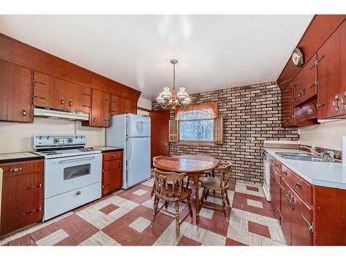 11 Beaupre Crescent Nw, Calgary, AB - Indoor Photo Showing Kitchen With Double Sink