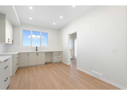 440 Tekarra Drive Nw, Calgary, AB - Indoor Photo Showing Kitchen