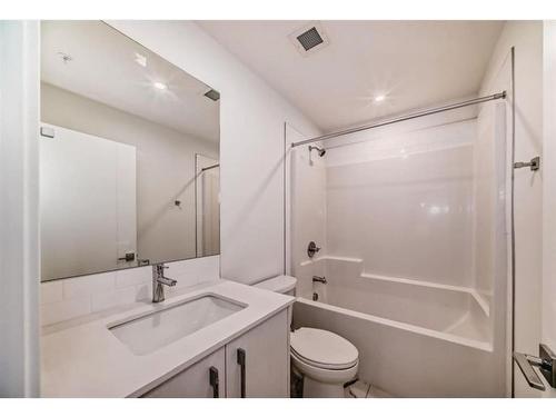 2409-395 Skyview Parkway Ne, Calgary, AB - Indoor Photo Showing Bathroom