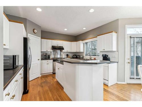 125 Evergreen Place Sw, Calgary, AB - Indoor Photo Showing Kitchen