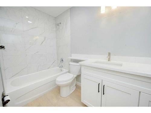 700 Woodpark Boulevard Sw, Calgary, AB - Indoor Photo Showing Bathroom