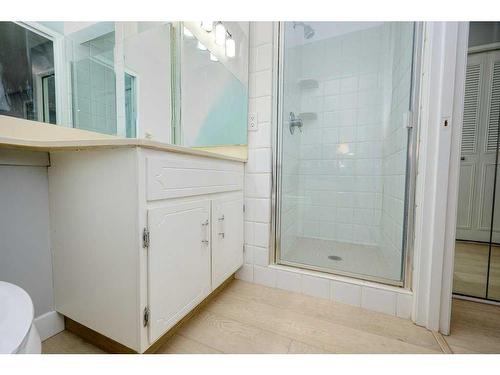 700 Woodpark Boulevard Sw, Calgary, AB - Indoor Photo Showing Bathroom