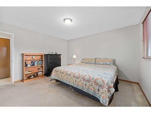 7952 Huntwick Crescent Ne, Calgary, AB - Indoor Photo Showing Bedroom