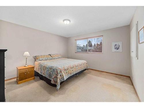 7952 Huntwick Crescent Ne, Calgary, AB - Indoor Photo Showing Bedroom