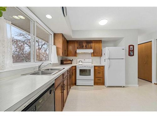 7952 Huntwick Crescent Ne, Calgary, AB - Indoor Photo Showing Kitchen With Double Sink