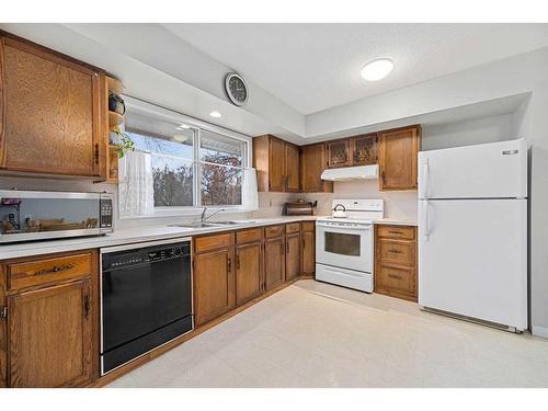 7952 Huntwick Crescent Ne, Calgary, AB - Indoor Photo Showing Kitchen