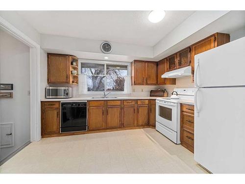 7952 Huntwick Crescent Ne, Calgary, AB - Indoor Photo Showing Kitchen