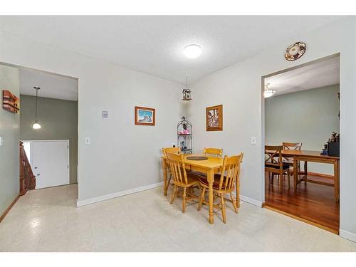 7952 Huntwick Crescent Ne, Calgary, AB - Indoor Photo Showing Dining Room