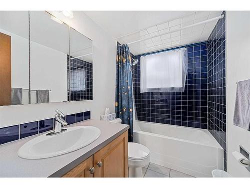 7952 Huntwick Crescent Ne, Calgary, AB - Indoor Photo Showing Bathroom