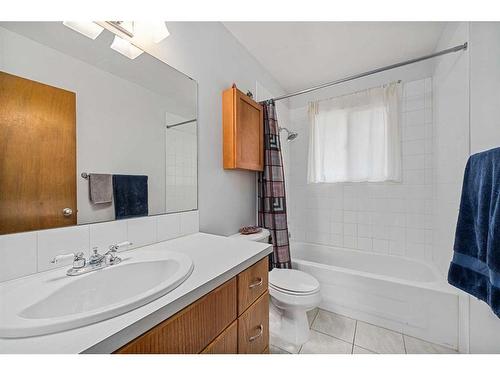 7952 Huntwick Crescent Ne, Calgary, AB - Indoor Photo Showing Bathroom