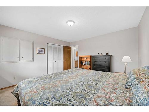 7952 Huntwick Crescent Ne, Calgary, AB - Indoor Photo Showing Bedroom