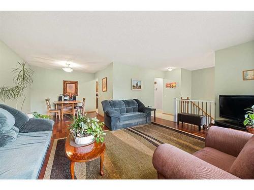 7952 Huntwick Crescent Ne, Calgary, AB - Indoor Photo Showing Living Room