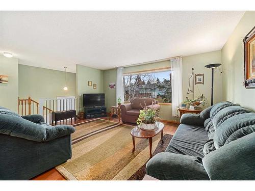 7952 Huntwick Crescent Ne, Calgary, AB - Indoor Photo Showing Living Room