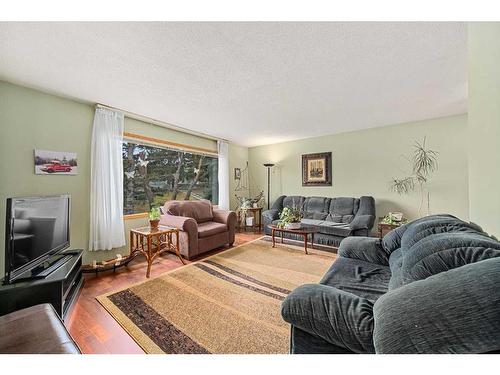 7952 Huntwick Crescent Ne, Calgary, AB - Indoor Photo Showing Living Room