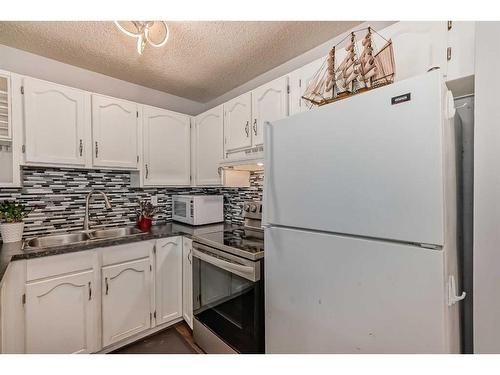 123 Country Hills Villas Nw, Calgary, AB - Indoor Photo Showing Kitchen With Double Sink