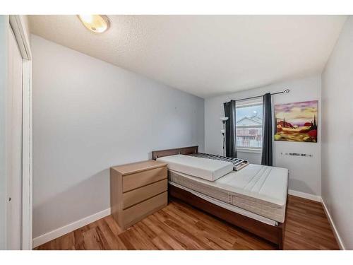 123 Country Hills Villas Nw, Calgary, AB - Indoor Photo Showing Bedroom