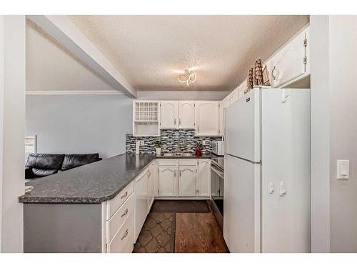 123 Country Hills Villas Nw, Calgary, AB - Indoor Photo Showing Kitchen