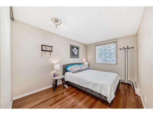 404A-5601 Dalton Drive Nw, Calgary, AB - Indoor Photo Showing Bedroom