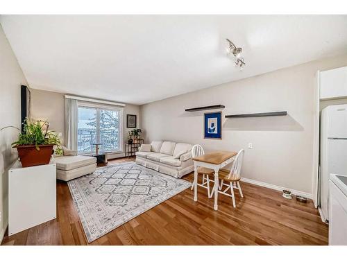 404A-5601 Dalton Drive Nw, Calgary, AB - Indoor Photo Showing Living Room