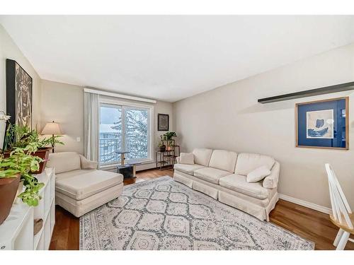 404A-5601 Dalton Drive Nw, Calgary, AB - Indoor Photo Showing Living Room