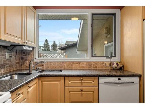 7443 Huntertown Crescent Nw, Calgary, AB - Indoor Photo Showing Kitchen