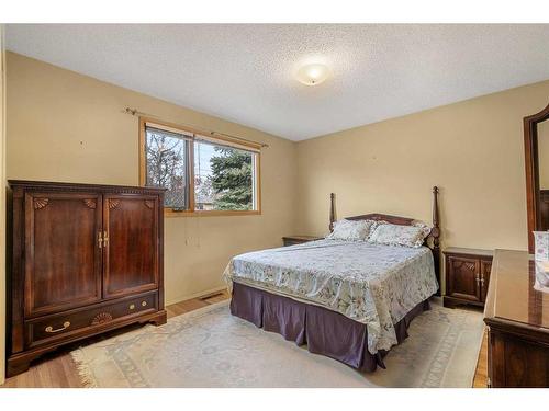 7443 Huntertown Crescent Nw, Calgary, AB - Indoor Photo Showing Bedroom