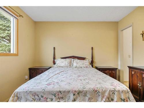 7443 Huntertown Crescent Nw, Calgary, AB - Indoor Photo Showing Bedroom