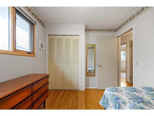 7443 Huntertown Crescent Nw, Calgary, AB - Indoor Photo Showing Bedroom