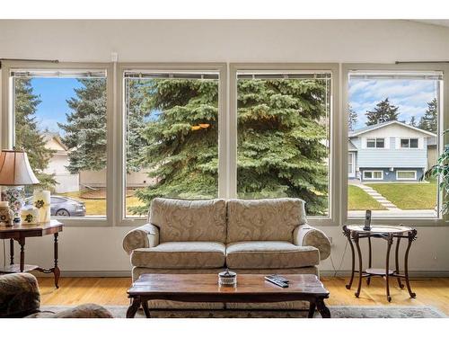 7443 Huntertown Crescent Nw, Calgary, AB - Indoor Photo Showing Living Room