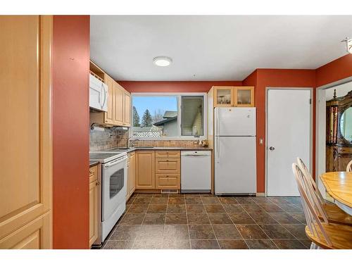 7443 Huntertown Crescent Nw, Calgary, AB - Indoor Photo Showing Kitchen