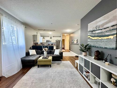 118-126 14 Avenue Sw, Calgary, AB - Indoor Photo Showing Living Room