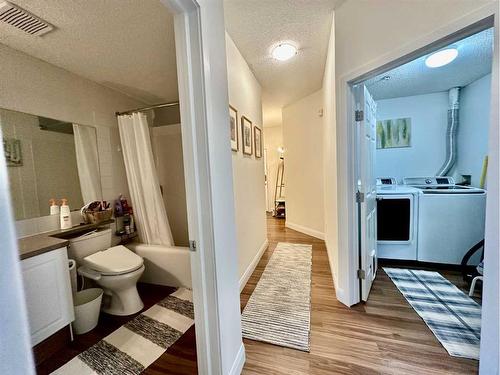 118-126 14 Avenue Sw, Calgary, AB - Indoor Photo Showing Bathroom