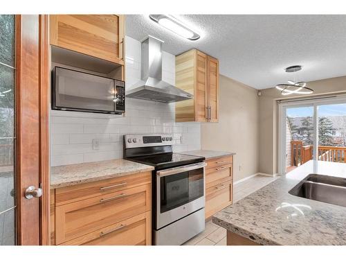 160 Aspen Mews, Strathmore, AB - Indoor Photo Showing Kitchen With Double Sink