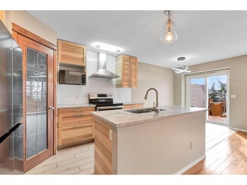 160 Aspen Mews, Strathmore, AB - Indoor Photo Showing Kitchen With Upgraded Kitchen