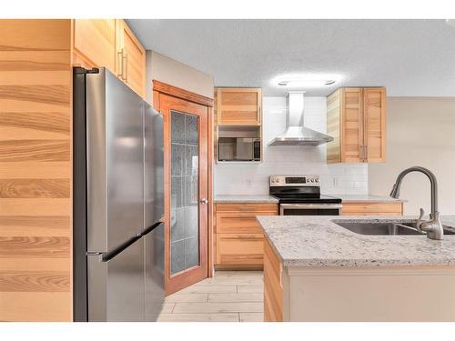 160 Aspen Mews, Strathmore, AB - Indoor Photo Showing Kitchen With Upgraded Kitchen