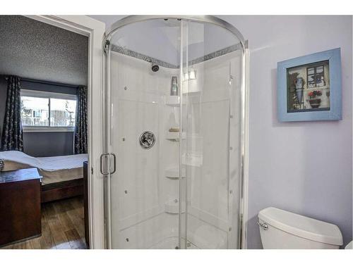 56 Strathclair Place Sw, Calgary, AB - Indoor Photo Showing Bathroom