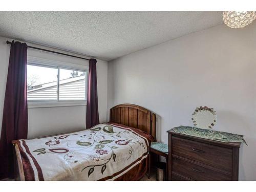 56 Strathclair Place Sw, Calgary, AB - Indoor Photo Showing Bedroom