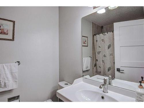 56 Strathclair Place Sw, Calgary, AB - Indoor Photo Showing Bathroom