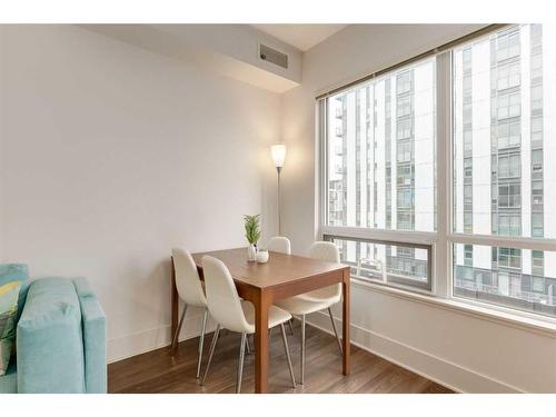 520-46 9 Street Ne, Calgary, AB - Indoor Photo Showing Dining Room